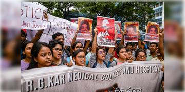 Read more about - RG Kar Medical Hospital | আরজিকর কান্ডে অভিযুক্তর ফাঁসির দাবি জানালেন মুখ্যমন্ত্রী মমতাও! হাসপাতাল চত্বরে নামলো RAF
