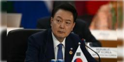 Read more about - South Korea President । বিপাকে দক্ষিণ কোরিয়ার প্রেসিডেন্ট, প্রেসিডেন্ট ইউন সুক ইওলের দেশত্যাগে নিষেধাঞা জারি করলো বিচার মন্ত্রণালয়