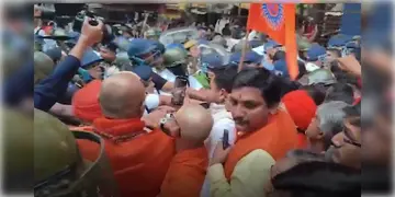 Read more about - Hindu Jagran Manch | হিন্দু জাগরণ মঞ্চের মিছিলে ধন্ধুমার পরিস্থিতি! ধস্তাধস্তিতে ফাটল পুলিশের মাথা