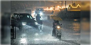 Read more about - Weather Update | একদিকে নিম্নচাপ, অন্যদিকে সক্রিয় মৌসুমী অক্ষরেখা! সপ্তাহ জুড়ে রাজ্যে ভারী-অতিভারী বৃষ্টির সম্ভাবনা!