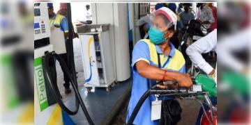 Read more about - রাজ্যে কার্যত লকডাউন চলছে এই পরিস্থিতিতে সোমবার আরো চড়া দর পেট্রল-ডিজেলের