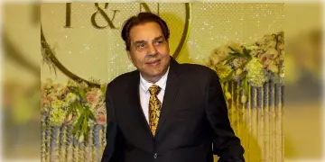 Read more about - Dharmendra | হাসপাতাল থেকে ছাড়া পেলেন বলিউডের ‘হি-ম্যান’ ধর্মেন্দ্র, বাড়িতেই চিকিৎসা চলবে তাঁর