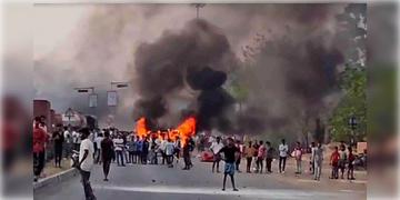 Read more about - Calcutta HC | মুর্শিদাবাদের পরিস্থিতি নিয়ন্ত্রণ করতে কেন্দ্রীয় বাহিনী মোতায়েনের নির্দেশ কলকাতা হাইকোর্টের!