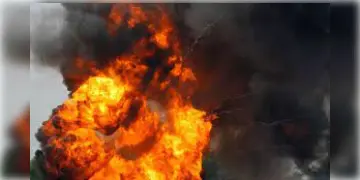 Read more about - Khardah | বাজি বিস্ফোরণে উড়লো বাড়ির চাল, খড়দহে আতঙ্ক, পলাতক বাড়ির মালিক