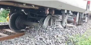 Read more about - Train Derailed | ফের লাইনচ্যুত ট্রেন! ওড়িশায় লাইনচ্যুত হলো শালিমার-সম্বলপুর এক্সপ্রেসের  জেনারেল বগি!