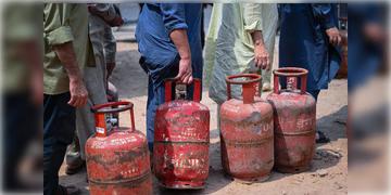 Read more about - E-KYC for LPG | আগামী ১৬ অগস্টের মধ্যে ই-কেওয়াইসি করতে হবে দেশে গৃহস্থালির রান্নার গ্যাসের প্রত্যেক গ্রাহককে, নাহলেই বিপদ!