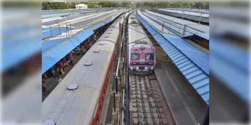 Read more about - Indian Railway | দীপাবলি ছটপুজো উপলক্ষ্যে চলবে ২৫০টি স্পেশাল ট্রেন! আজ থেকেই শুরু অতিরিক্ত রেল পরিষেবা