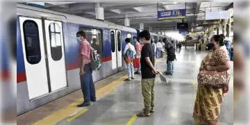 Read more about - মেট্রোয় স্টাফ স্পেশ্যাল ট্রেনের সংখ্যা বাড়ছে, এবার থেকে মেট্রো চলবে রবিবারও
