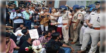 Read more about - R G Kar | স্বাস্থ্য ভবনের সামনে সারারাত আন্দোলনে অনড়  জুনিয়র ডাক্তাররা, সমর্থন জানিয়ে সেখানে পৌঁছান 'তিলোত্তমা'র বাবা, মা ও পরিজনরা