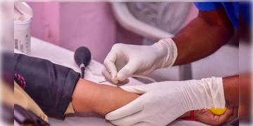 Read more about - Durgapur | দুর্গাপুরে টাকা দিয়ে রক্ত নেওয়ার  চক্র! কলেজ পড়ুয়াকে ওড়িশা থেকে ধরলো পুলিশ!