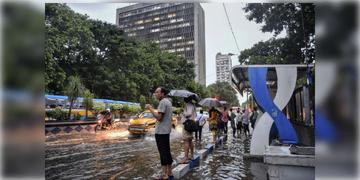 Read more about - Kolkata Rain | ভেঙেছে ৫ বছরের রেকর্ড! স্বাভাবিকের থেকে ৬৪ শতাংশ বেশি বৃষ্টি হয়েছে কলকাতায়!