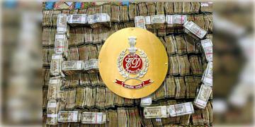 Read more about - ED Raid-Kolkata | বুধে ব্যবসায়ীর বাড়ি ইডি হানা, শহর কলকাতা থেকে উদ্ধার আগ্নেয়াস্ত্র সহ ১ কোটি ২০ লক্ষ