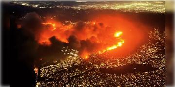 Read more about - Los Angeles Wildfire | প্রকৃতির মার! লস অ্যাঞ্জেলসের দিকে ধেয়ে আসা শক্তিশালী টর্নেডো! প্রবল হাওয়ায় আরও নিয়ন্ত্রণের বাইরে দাবানল