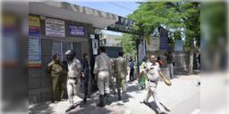 Read more about - Delhi Bomb Threat । এক সপ্তাহে পরপর দুবার বোমাতঙ্ক, ৬ স্কুলের ইমেইলে পাঠানো হলো হুমকি, রাজধানী দিল্লিতে তৎপর দুষ্কৃতীরা?