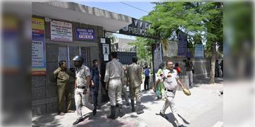 Read more about - Delhi Bomb Threat । এক সপ্তাহে পরপর দুবার বোমাতঙ্ক, ৬ স্কুলের ইমেইলে পাঠানো হলো হুমকি, রাজধানী দিল্লিতে তৎপর দুষ্কৃতীরা?