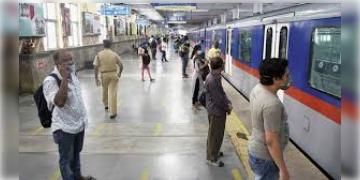 Read more about - Kolkata Metro | ফের মেট্রোর লাইনে ঝাঁপ! এমজি রোড মেট্রো স্টেশনে বিঘ্নিত পরিষেবা