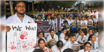 Read more about - R G Kar । আর জি কর কাণ্ডের প্রতিবাদে স্বাস্থ্যমন্ত্রকের ভবনের সামনে ওপিডি পরিষেবা চিকিৎসকদের