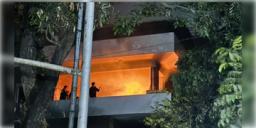 Read more about - Dhanmandi | শেখ মুজিবরের ধানমান্ডির বাড়িতে হামলা! ভাঙচুরের পর তিনতলা জ্বালিয়ে দিলো ‘বিপ্লবী ছাত্র’রা!