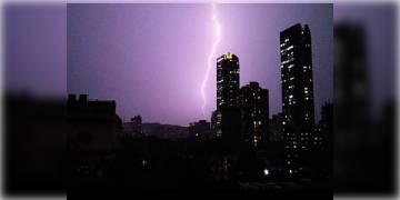 Read more about - গরম থেকে স্বস্তি, শহরে বজ্র-বিদ্যুৎ সহ বৃষ্টির সম্ভাবনার কথা জানিয়েছে হাওয়া অফিস