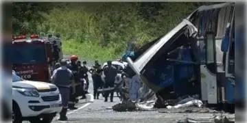 Read more about - বাস-লরির মুখোমুখি সংঘর্ষ, মৃত কমপক্ষে ৪০। ঘটনাটি ঘটেছে ব্রাজিলের সাও পাওলো প্রদেশের একটি হাইওয়েতে। 