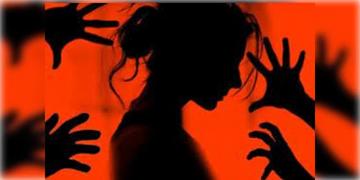 Read more about - Agra | সিনিয়রের বিরুদ্ধে ধর্ষণের অভিযোগ! থানার সামনে নির্যাতিতা বিবস্ত্র হওয়ার পর  ‘অ্যাকশনে’ নামলো পুলিশ