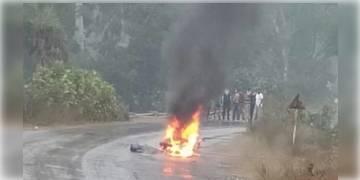 Read more about - মর্মান্তিক পরিণতি! চলন্ত স্কুটিতে হাই টেনশন তার পড়ে অগ্নিপৃষ্ঠ শিক্ষিকা।  