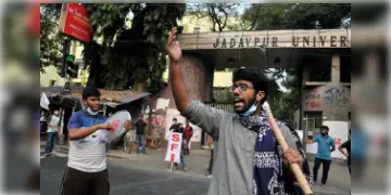 Read more about - JU University | যাদবপুর ইস্যুতে 'পেন ডাউন' পড়ুয়াদের, প্রথম সেমিস্টারের পরীক্ষা দিলেন না ৩০টি বিভাগের ছাত্র-ছাত্রীরা