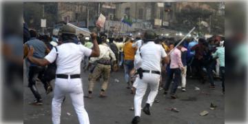 Read more about - মহানগরীতে অননুমোদিত মিছিলে পুলিশের সঙ্গে ISF সমর্থকদের সংঘর্ষ