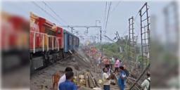Read more about - Farakka Train Line | ফের ফারাক্কায় ভূমি ধস, বসে গেল রেল ট্র্যাক! বাতিল একাধিক ট্রেন