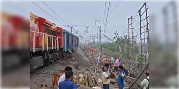 Read more about - Farakka Train Line | ফের ফারাক্কায় ভূমি ধস, বসে গেল রেল ট্র্যাক! বাতিল একাধিক ট্রেন