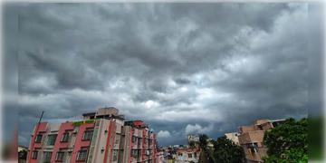 Read more about - Weather Update | পুজোর আগে ৭ দিন টানা বৃষ্টি, আজ কোন কোন জেলায় ঝোড়ো আবহাওয়া?