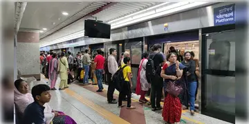 Read more about - Kolkata Metro | ব্যস্ত সময়ে মেট্রো লাইনে ঝাঁপ যুবকের, ব্লু লাইনের আপ-ডাউনে ব্যাহত মেট্রো পরিষেবা