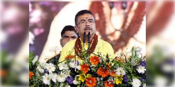 Read more about - Suvendu Adhikari | বন্ধ রেল পরিষেবা, শিলিগুড়িতে আটকে পড়া যাত্রীদের জন্যে একাধিক ঘোষণা মুখ্যমন্ত্রীর!
