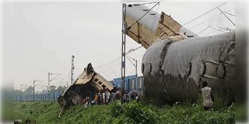 Read more about - Kanchanjunga Express | ক্ষতিগ্রস্ত বগি বাদ দিয়ে যাত্রী-সহ শিয়ালদার উদ্দেশে রওনা দুর্ঘটনাগ্রস্ত কাঞ্চনজঙ্ঘা এক্সপ্রেসের! বাতিল ১৯টি ট্রেন!