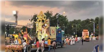 Read more about - Kolkata Traffic | দুর্গাপুজোর কার্নিভালের জেরে বন্ধ রেড রোড, শহরের একাধিক রাস্তায় যান নিয়ন্ত্রণ পুলিশের