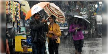 Read more about - Weather Update | মেঘলা আকাশ, ছিটেফোঁটা বৃষ্টির আশঙ্কা মহানগরীতে, একনজরে আজকের আবহাওয়া