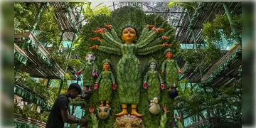 Read more about - Durga Puja 2024 | ৮ হাজার গাছ দিয়ে তৈরী দূর্গা মণ্ডপ,  সম্পূর্ণ মাটির তৈরি প্রতিমা! পরিবেশ রক্ষার বার্তা মানিকতলার দুর্গাপুজো কমিটির