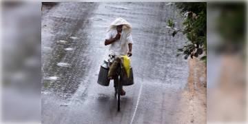 Read more about - আগামী তিনদিন নিম্নচাপের জেরে ভারী বৃষ্টিপাত বঙ্গে, রেড অ্যালার্ট জারি করা হল উপকূলে