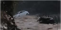 Read more about - North Sikkim Landslide | প্রবল বৃষ্টি-ধসে বিপর্যস্ত উত্তর সিকিম! আটকে প্রায় ২০০ পর্যটক! বন্ধ লাচুং, লাচেন ভ্রমণ!