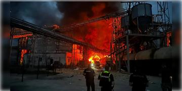 Read more about - Ukraine | ৩৬১টি ড্রোন নিয়ে রাশিয়ার তৈল শোধনাগারে হামলা চালাল ইউক্রেন, পুড়ে ছাই ফ্যাক্টরি