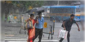 Read more about - প্রবল বৃষ্টিতে ভাসছে ৫ জেলা, একনজরে জানুন কোন কোন রাজ্যে জারি হয়েছে হলুদ সতর্কবার্তা!