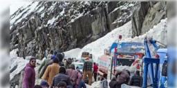 Read more about - Zoji La Pass Avalanche | লাদাখে প্রবল তুষারঝড়, জোজিলা পাসের কাছে মৃত্যু ৭ জনের, শ্রীনগর- লেহ হাইওয়েতে আটকে একাধিক গাড়ি