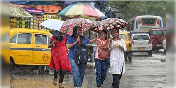 Read more about - Weather Update | মধ্যরাত থেকে তোড়ে বৃষ্টি, একনজরে শহর কলকাতার আজকের তাপমাত্রা