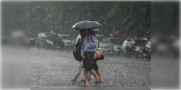 Read more about - Weather Update | বঙ্গোপসাগরের উপর অবস্থান করছে নিম্নচাপ, রাজ্যজুড়ে ব্যাপক বৃষ্টির সম্ভাবনা! কেমন থাকবে আজকের আবহাওয়া?