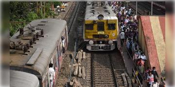 Read more about - Train Cancel | প্রবল বৃষ্টির জেরে রেললাইনে ধস! ব্যাহত ৫ জোড়া লোকাল ট্রেন! মেরামতি হলেও চিন্তায় রেল!
