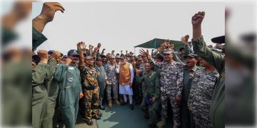 Read more about - Modi at Adampur Air Base | পঞ্জাবের আদমপুর বায়ু সেনাঘাঁটিতে PM মোদি, অভিনন্দন জানালেন জওয়ানদের!