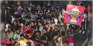 Read more about - Chinnaswamy Stadium Stampede | বেঙ্গালুরুর বিজয়োল্লাসে পদপিষ্ট একাধিক, নিহতদের ১০ লক্ষ আর্থিক সাহায্যর ঘোষণা মুখ্যমন্ত্রী সিদ্দারামাইয়ার।