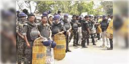 Read more about - Central Force | ভোট পরবর্তী হিংসার আশঙ্কায় অনির্দিষ্টকালের জন্য ৫০ হাজার জওয়ান মোতায়েন থাকবে রাজ্যে!