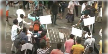 Read more about - Nabanna Abhijan | নবান্ন অভিযান ঘিরে ধুন্ধুমার সাঁতরাগাছিতে!  ব্যারিকেড ভেঙে এগোলেন বিক্ষোভকারীরা! জলকামান, টিয়ার গ্যাস ছুঁড়লো পুলিশ