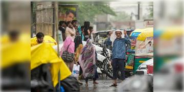 Read more about - Weather Update | সকাল থেকে আকাশের মুখ ভার, আজ ৬ জেলায় ভারী বৃষ্টির পূর্বাভাস হাওয়া অফিসের
